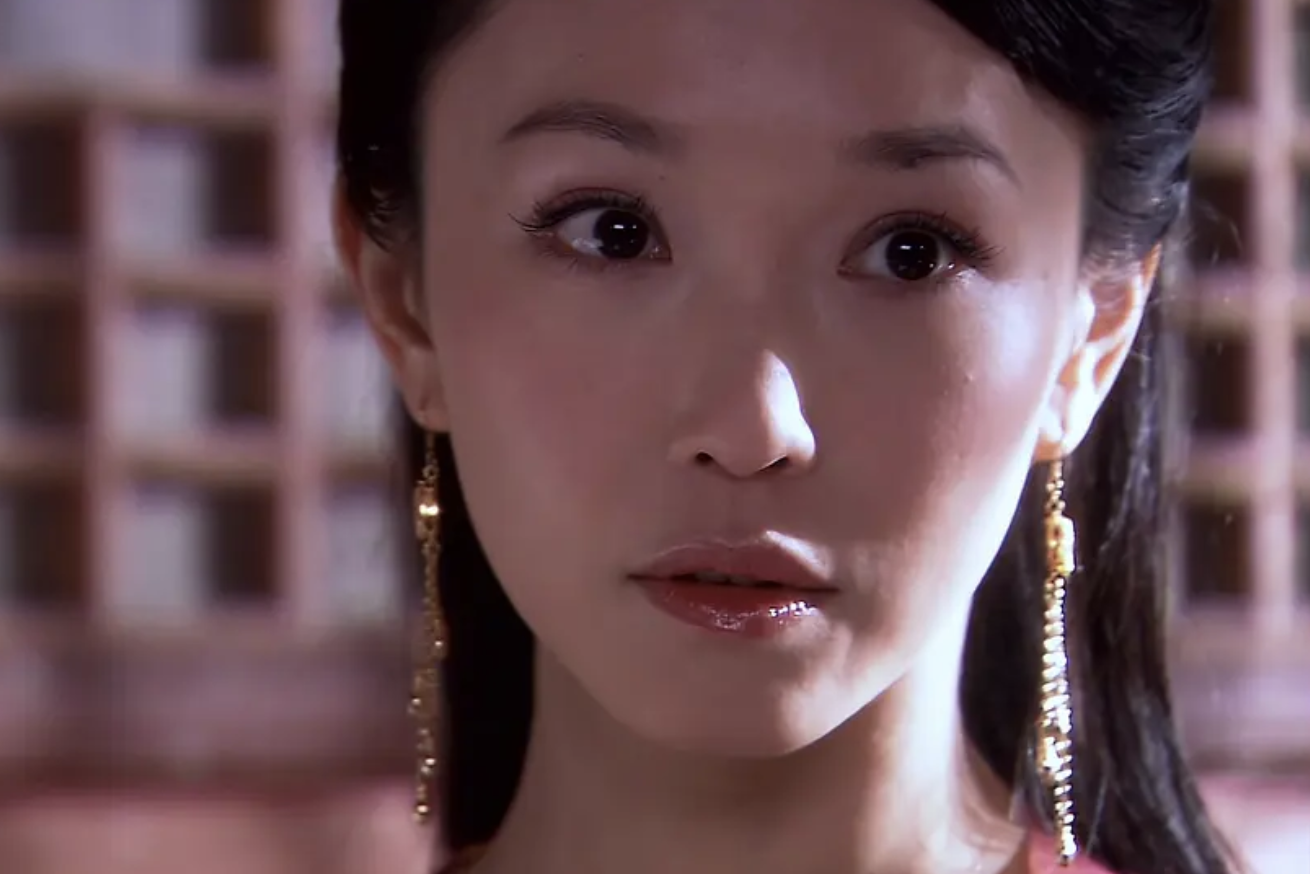 2000年,范文芳参演了武侠剧《笑傲江湖》,饰演了任盈盈一角.