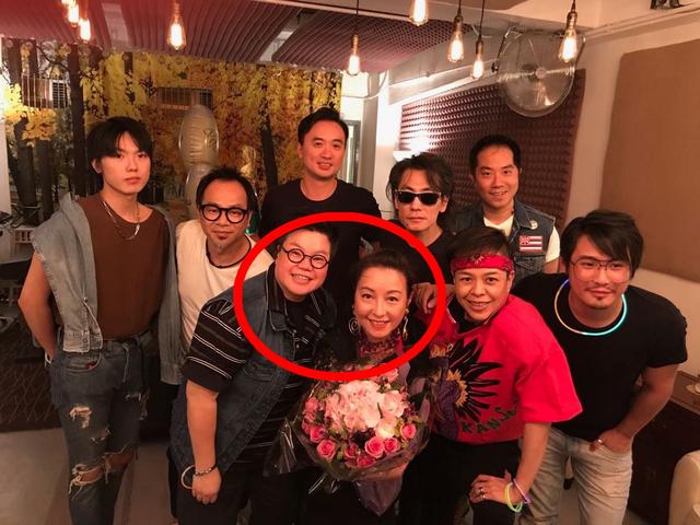 而黎明诗与前夫就变成了亲人,二人偶尔会相约吃饭聊近况.