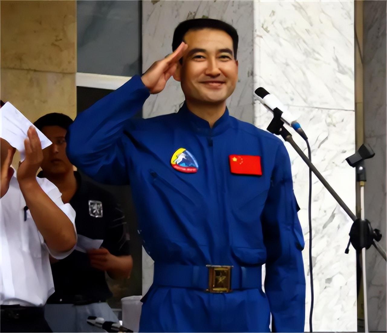 回顾翟志刚的儿子翟天雄身姿挺拔年轻帅气与父亲相处像朋友