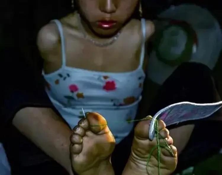 落日的余晖与姐弟三人的身影,构成了一副山区农村孩子真