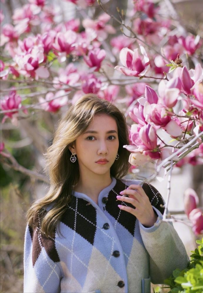 她是壮族人,许多人听到"弦子"这个名字时,总会习惯性地认为,这是一个