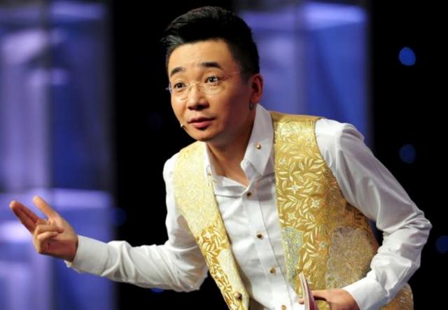 央视主持人高博娶同学为妻恩爱相伴二十载一家三口其乐融融