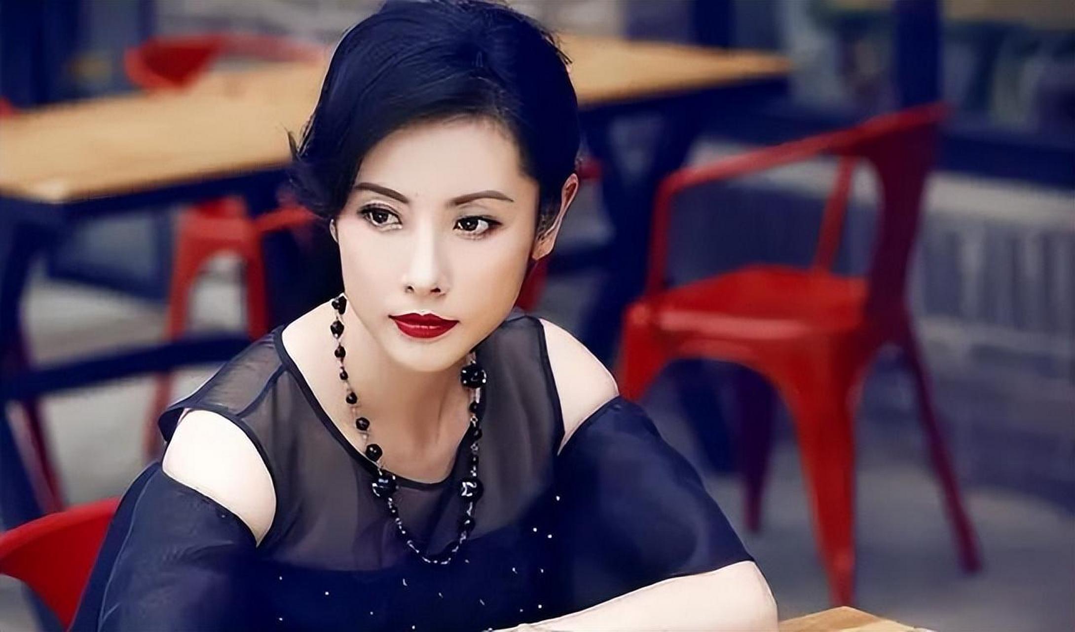 实力派演员杨明娜,作品好评如潮!但个人生活却波折不断.