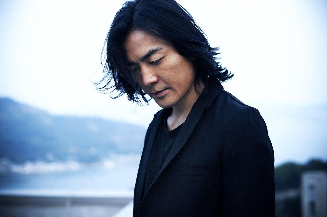 一开始郑伊健并不是长发,后来因为拍古装剧需要带头套,拍摄结束后才