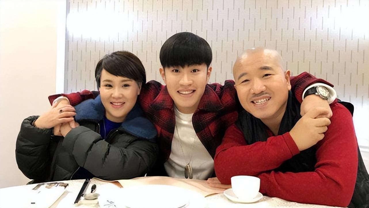 二人转舞台上拾起的幸福