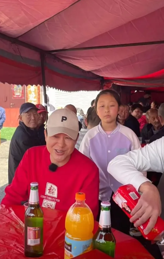 明星回老家的真实状态曝光谁接地气谁在耍大牌一目了然