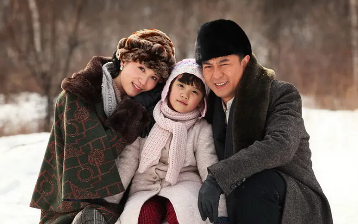 《悬崖》剧照以及第9届中国金鹰电视艺术节最佳表演艺术奖,为她赢得了