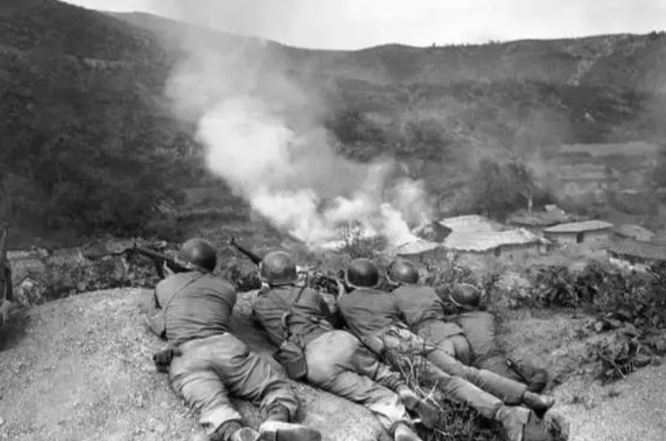 直至今日,朝鲜金华地区的391高地附近,还有着一座纪念邱少云烈士的