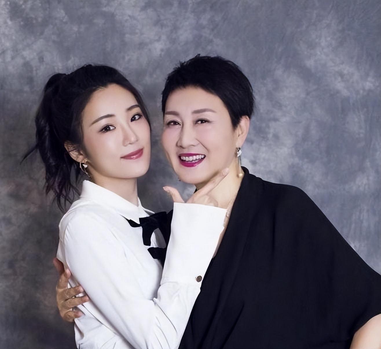 并且在婚后第二年,张凯丽就生下了女儿张可盈.