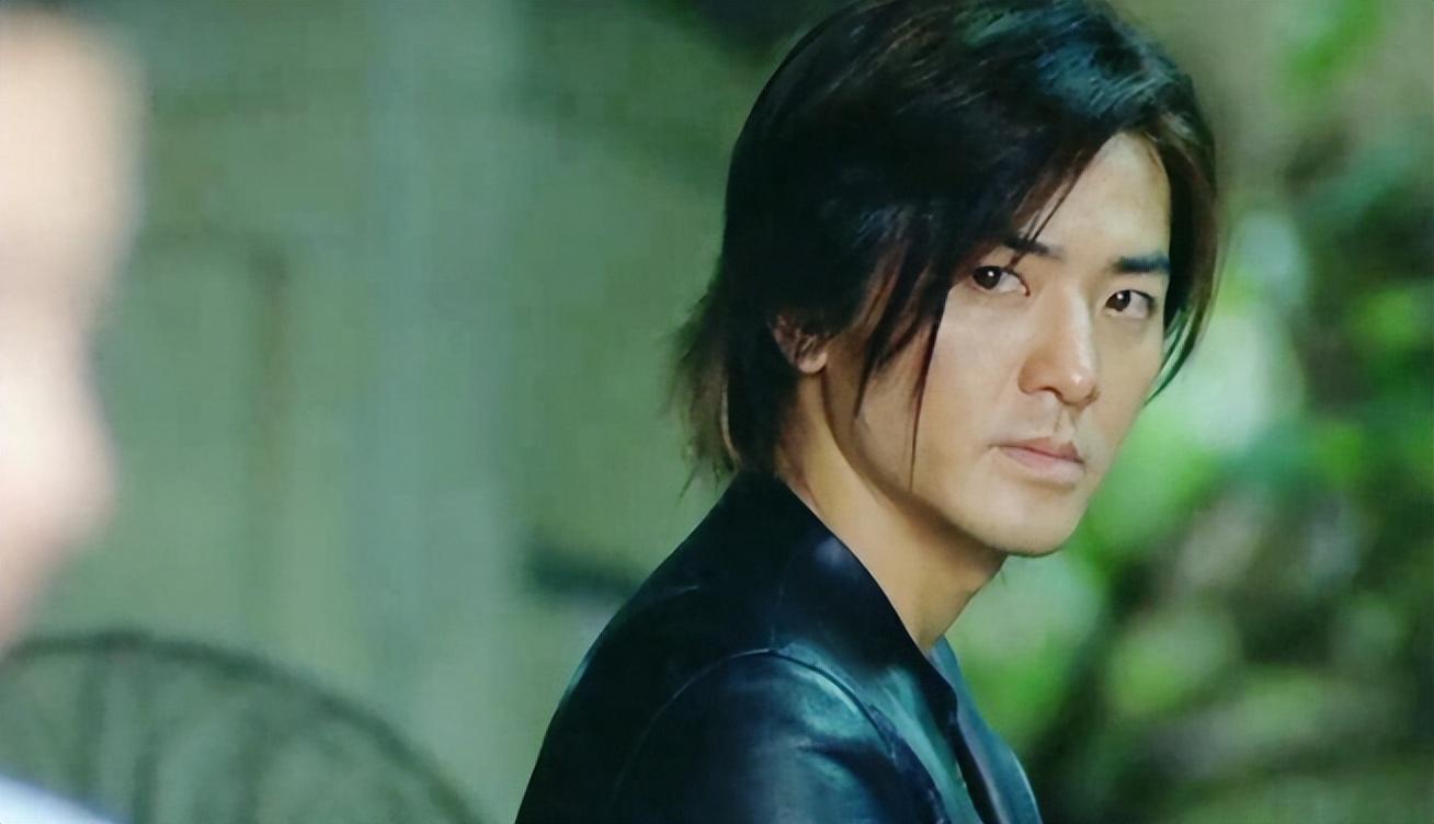 一开始郑伊健并不是长发,后来因为拍古装剧需要带头套,拍摄结束后才