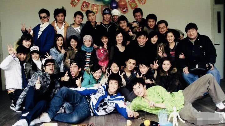 而郑恺,大三的时候参与拍摄的电影,就已经让他在娱乐圈有了一定的知名