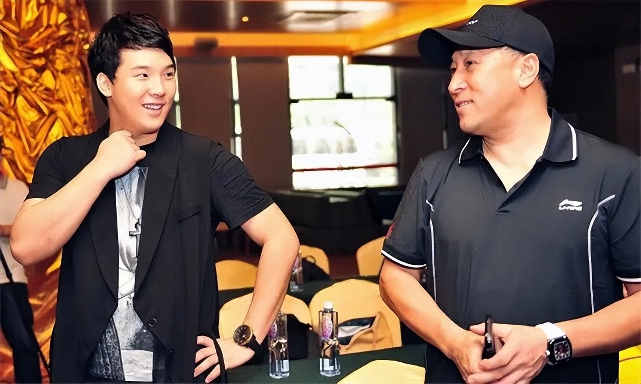 回顾李永波稳坐主教练位置24年今头发花白60岁为儿子奔波