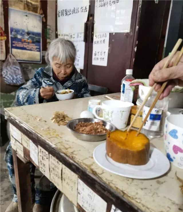 马旭和颜学庸的餐桌两人的鞋子,都是很便宜的地摊货,就这样脱皮后还补