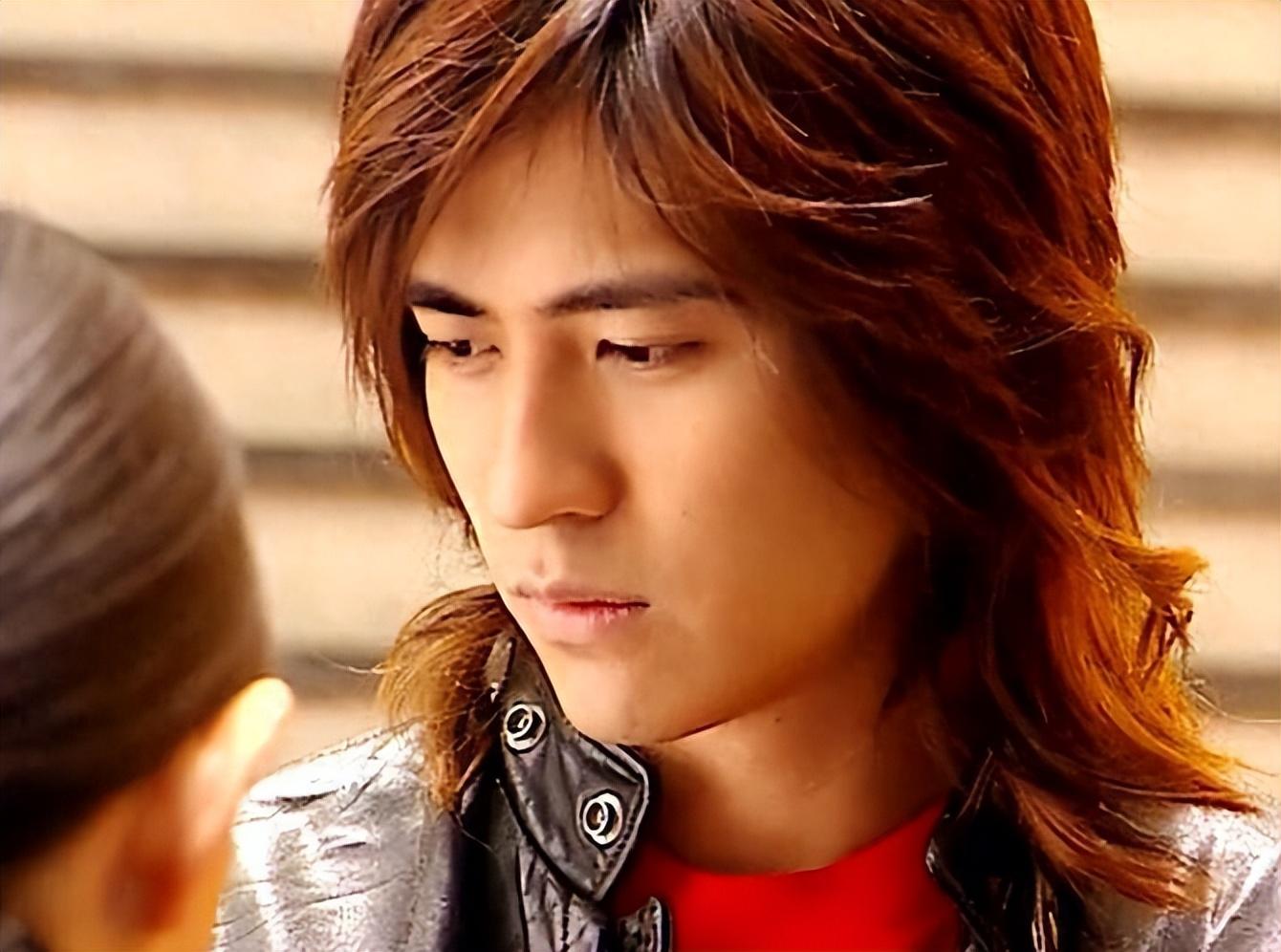 他也靠着《流星花园》这部剧迅速走红,在四人当中不管是颜值还是实力