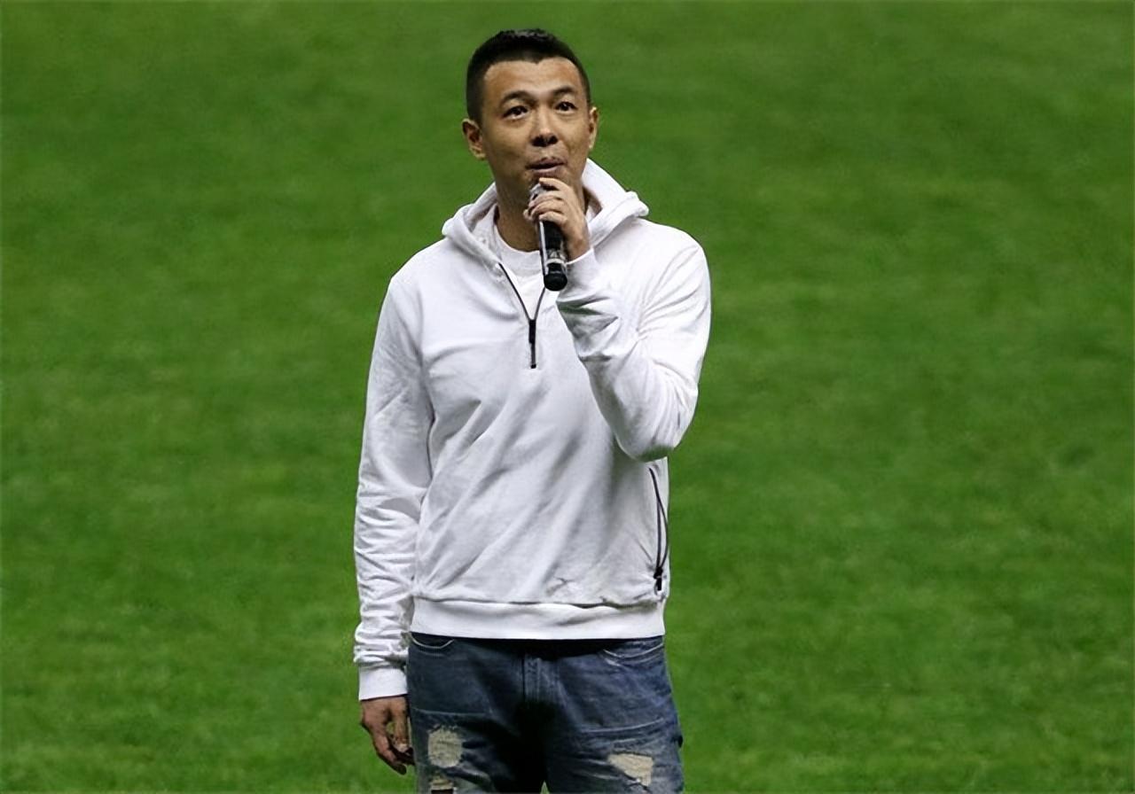 回顾国足徐亮28岁落选国家队退役后教学今投资海外生活滋润