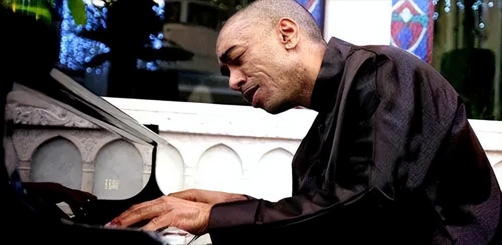 马克表示,刚来到中国的时候,人们对他的注目是因为肤色的不同,但是