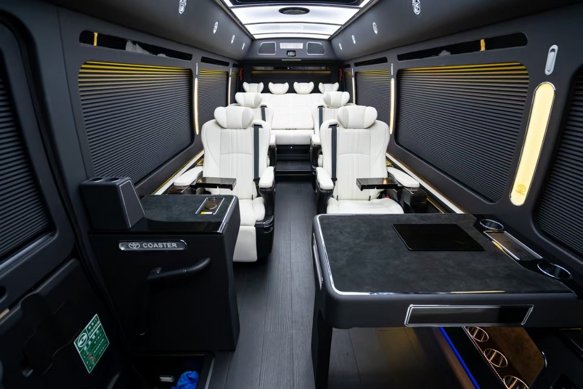 丰田考斯特12座黑金刚版中巴商务车,外观运动感强,内饰奢华舒适.