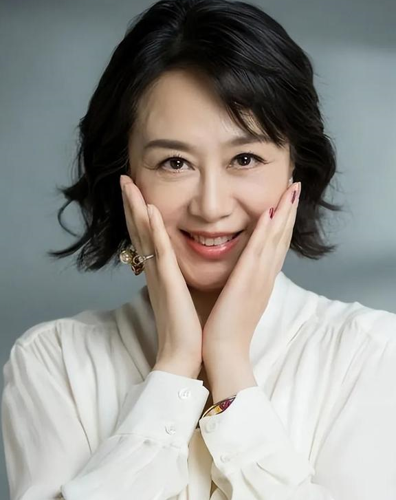 吴玉芳真是美了一辈子,61岁穿衣优雅却时髦高级,越老越端庄