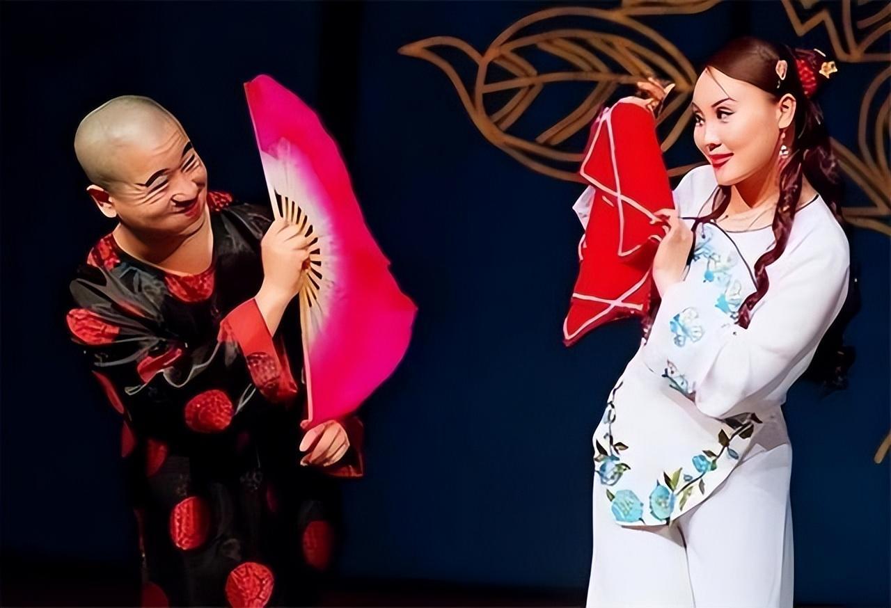 二人转舞台上拾起的幸福