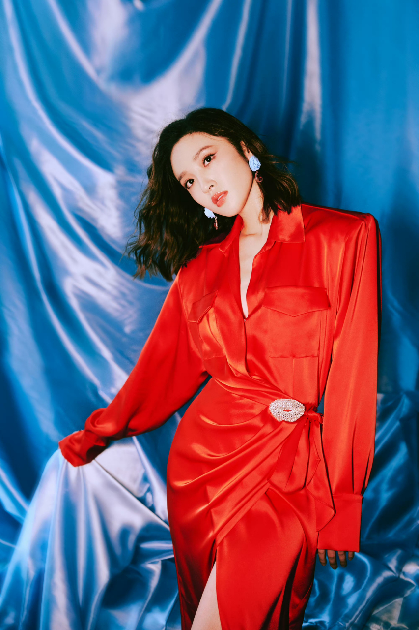 唐艺昕红色美图