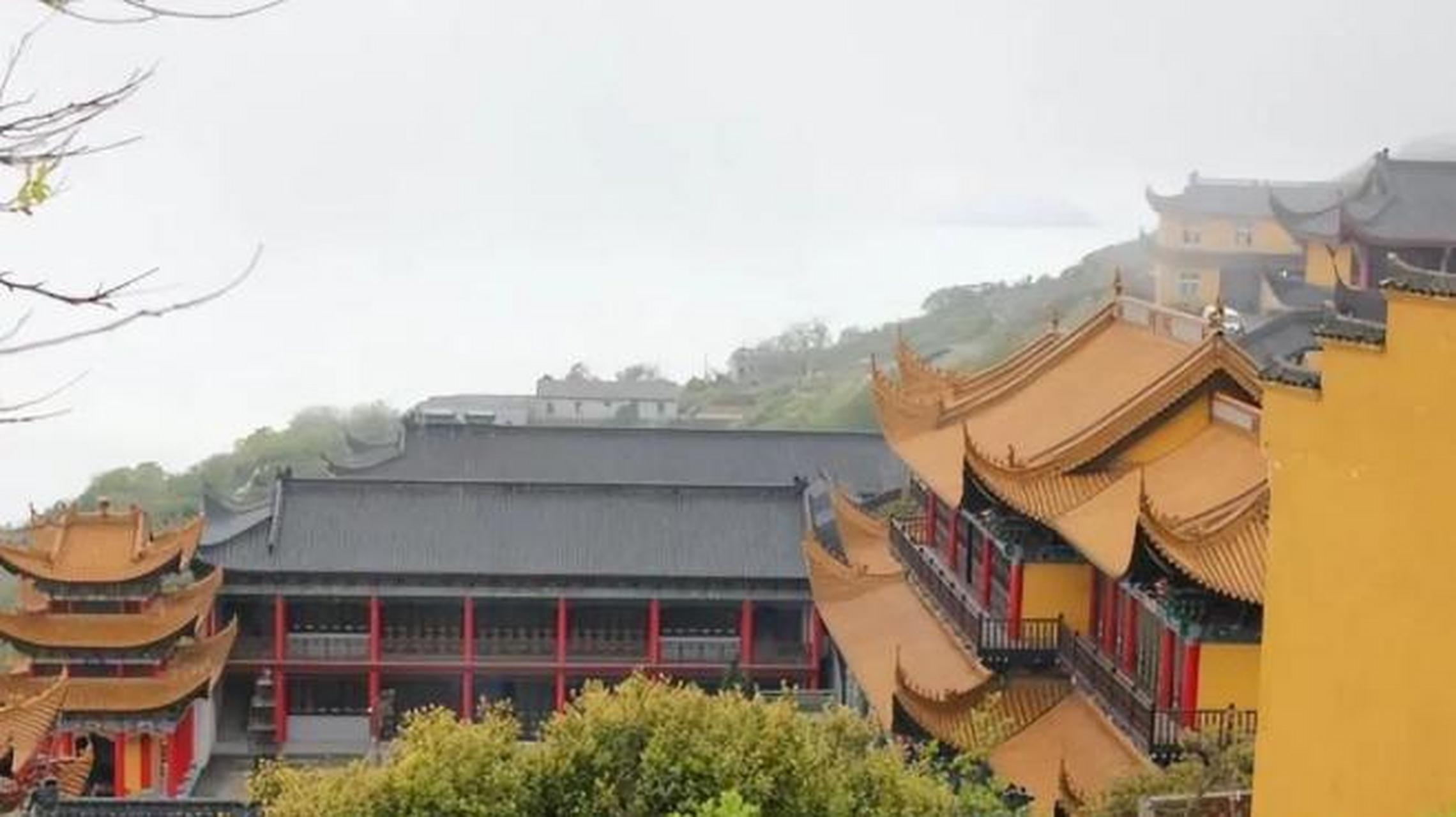 辽宁海城的大悲寺,被誉为"中国最干净的寺院",可当众信徒们蜂拥而至