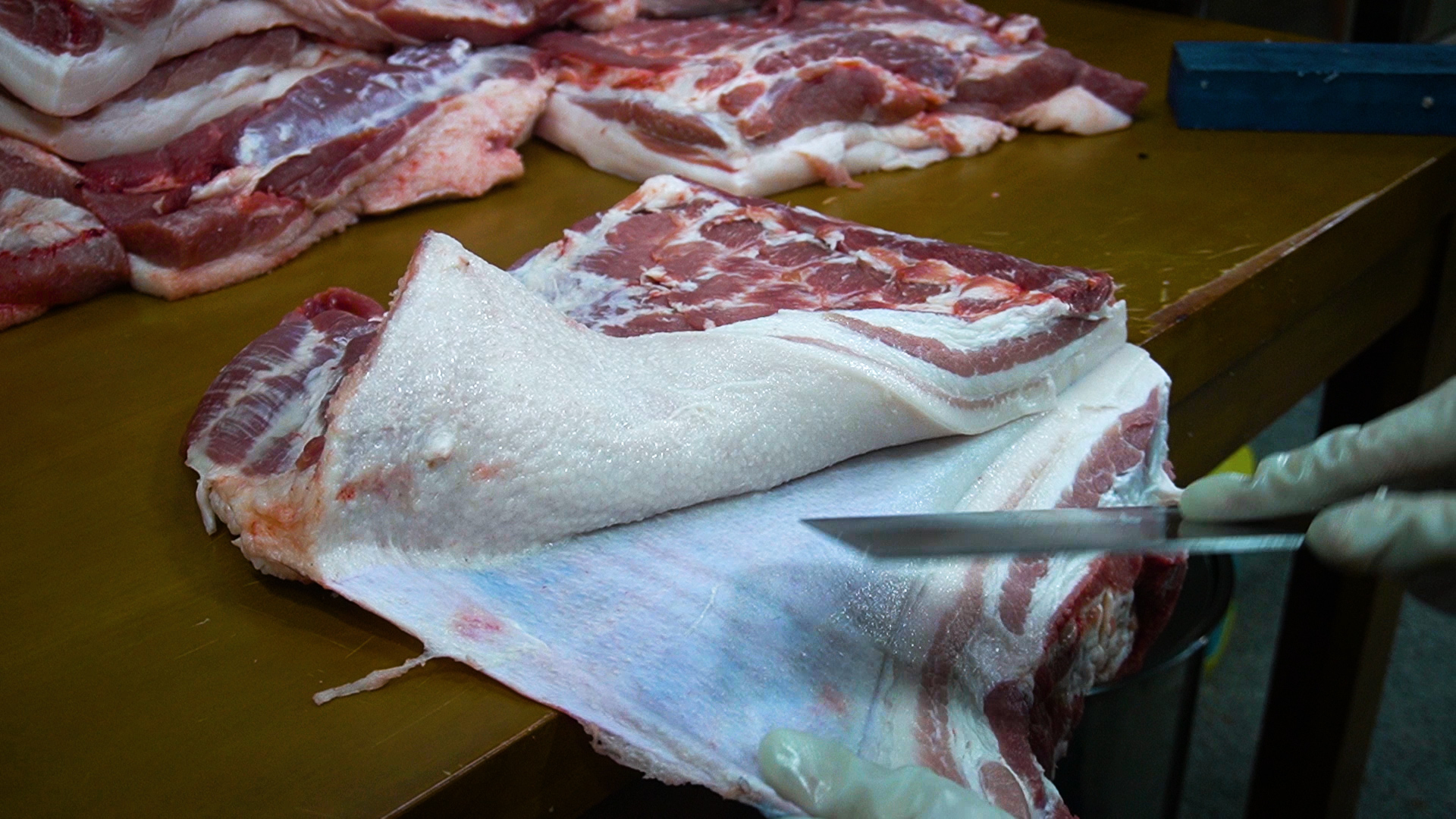 后来听从女儿的话,传承父亲的小吃手艺,如今一天用80斤猪肉做小吃