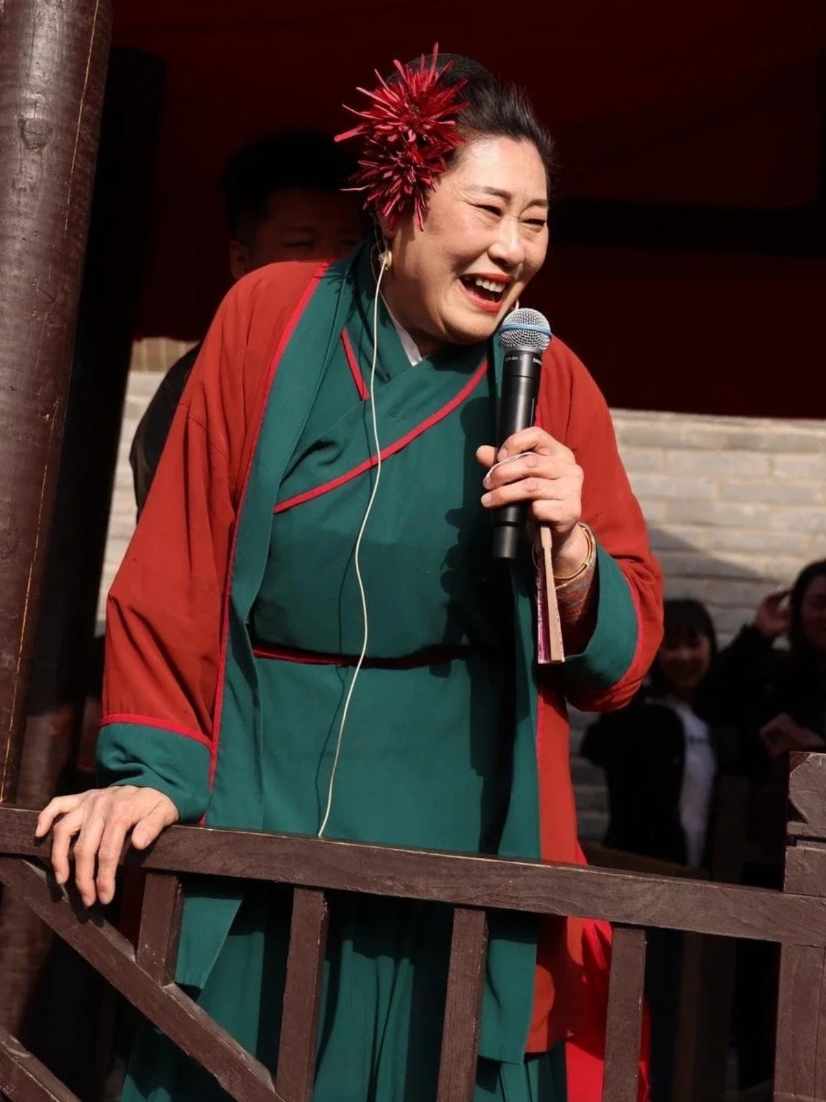 原本只是一场普通的相亲活动,由于王婆的巧妙安排,吸引了众多单身男女
