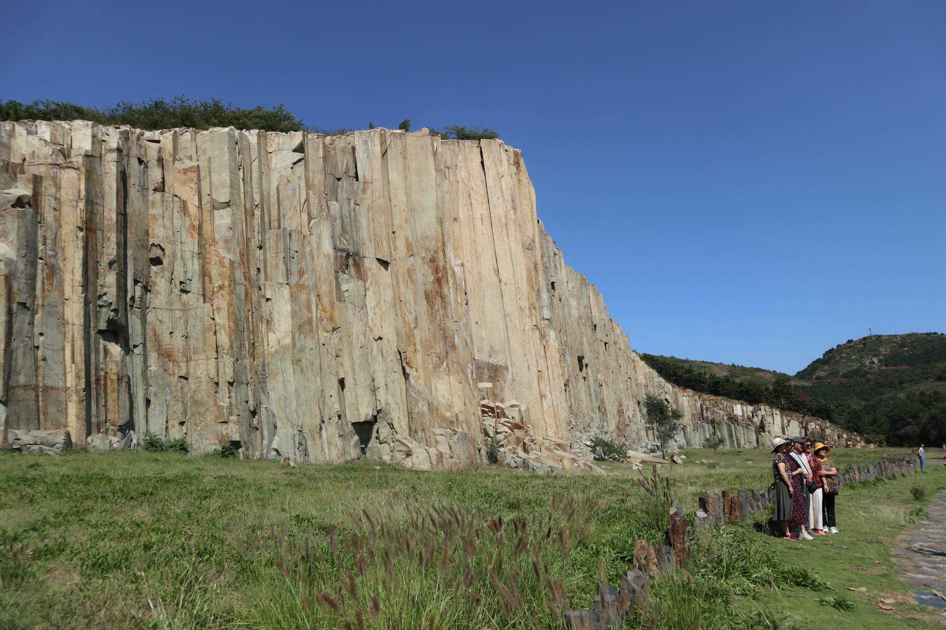 马山石林位于山东省青岛市即墨区城西约7公里的马山,山之西南部因岩浆