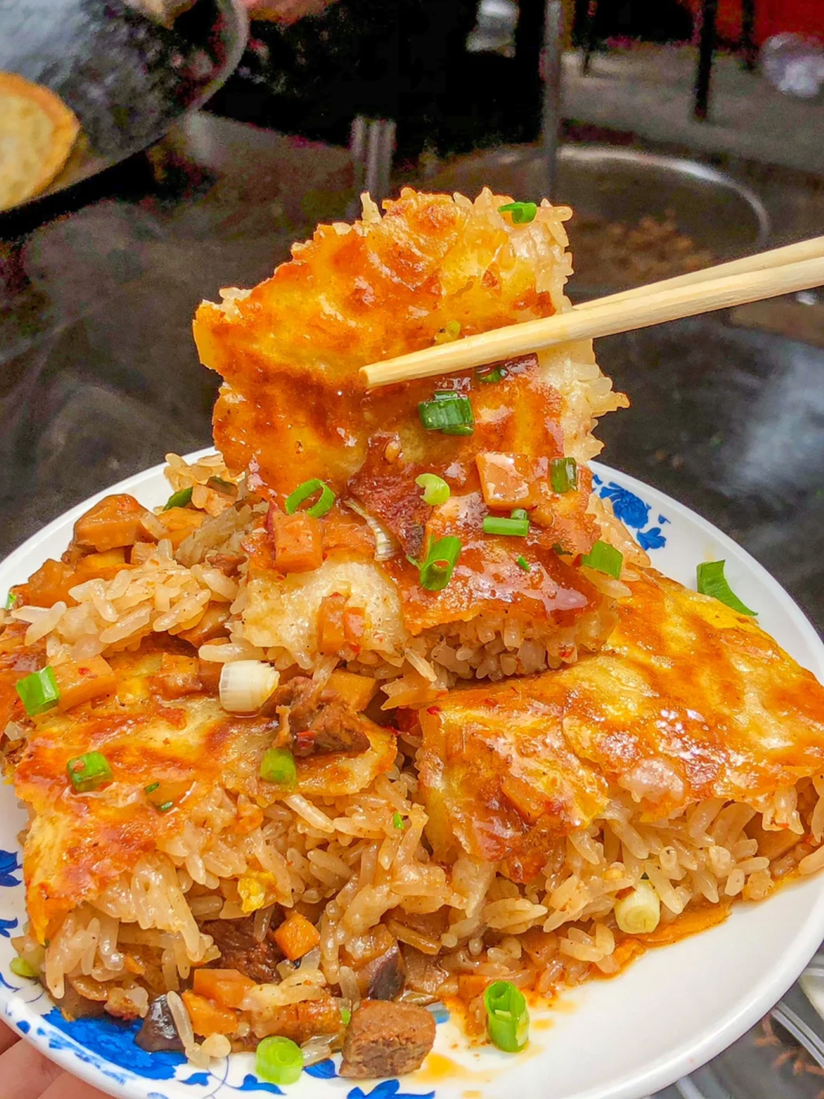 武汉过早三鲜豆皮  武汉的传统小吃之一,糯米和豆皮合作而成,馅中有