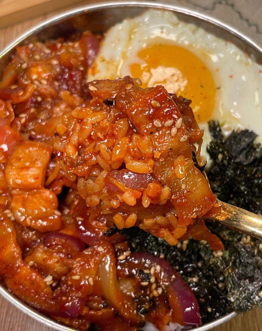 最近温度降的有点多,今天安排一碗想了很久的韩式五花肉拌饭,连肉带