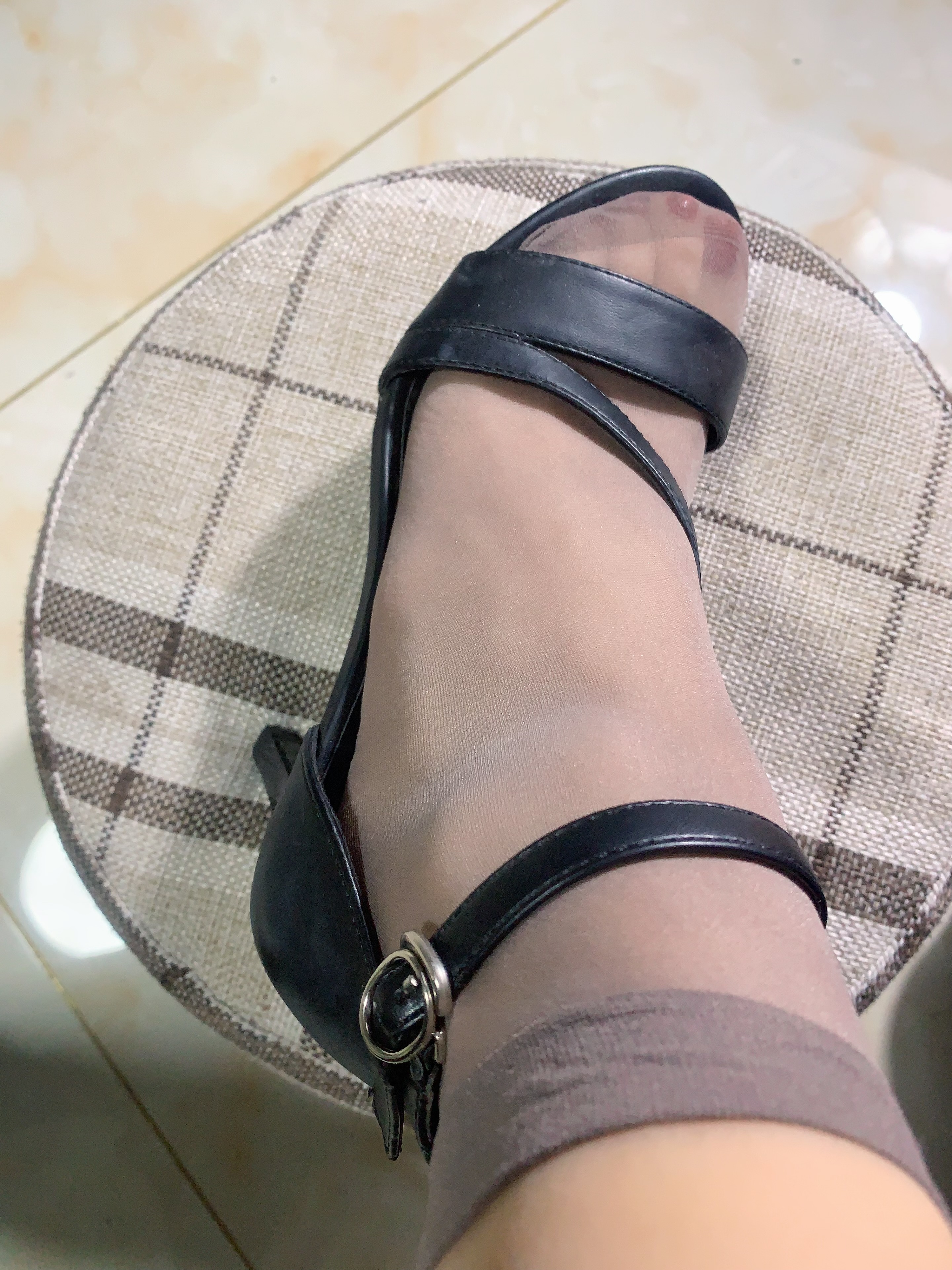 高跟凉鞋搭配短丝是不是搭配的太另类了,感觉还是和裤袜会更好一些