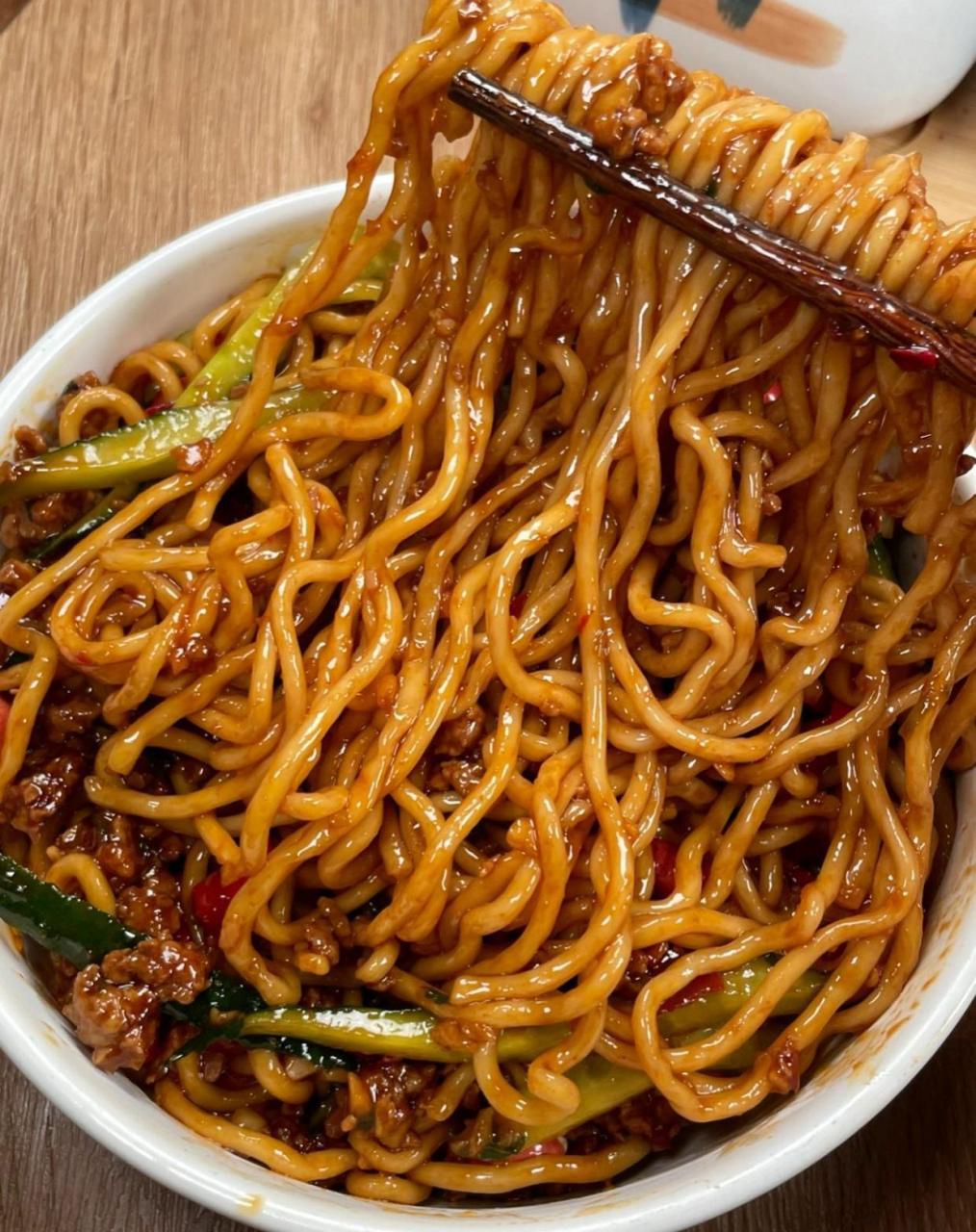 每个星期都要安排一次肉末炸酱面,嗦一口q弹爽滑的面条,被酱汁满的