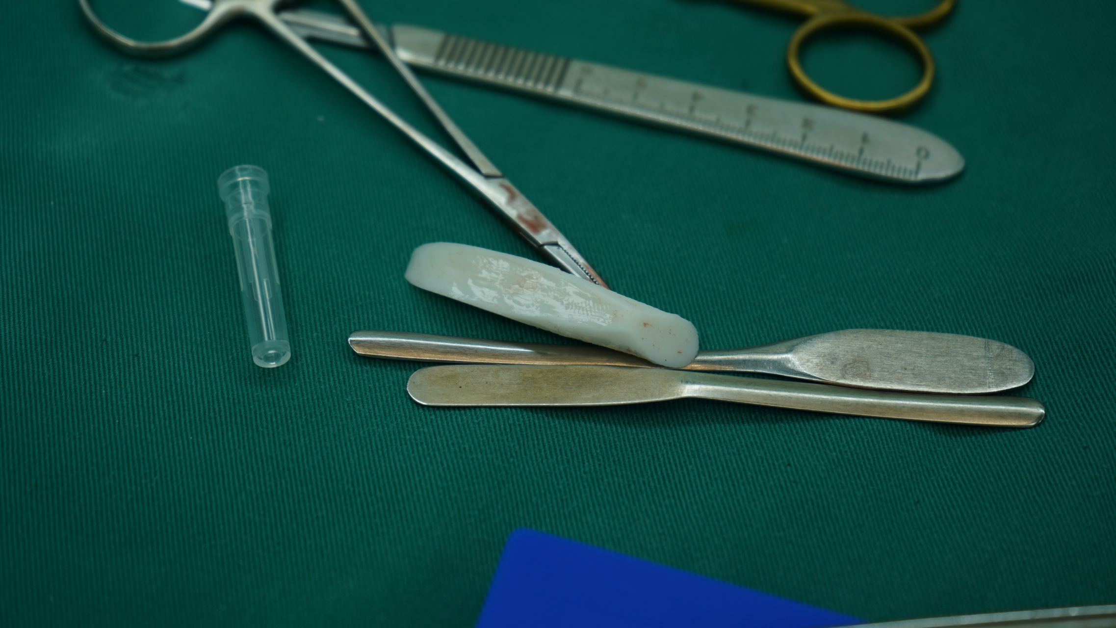 来看看我做硅胶鼻修复时,取出的各式各样的硅胶[笑哭]#路会鼻修复