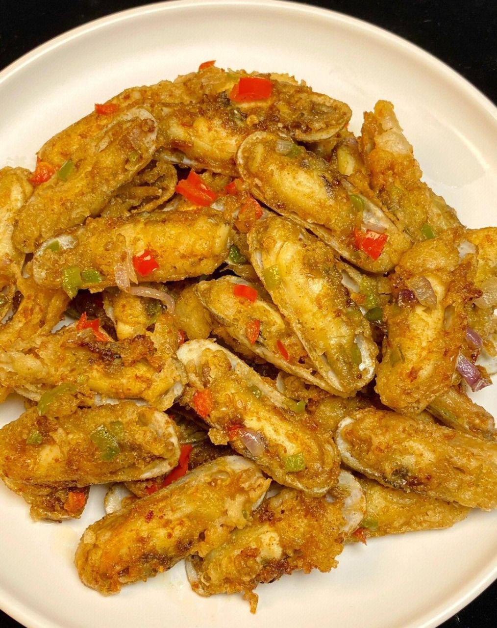 椒盐蛏子是我们沿海人最喜欢的,一道非常佳肴的美食 每次席上也是经常