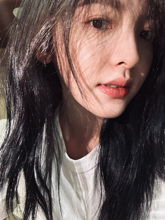 章若楠素颜怼脸拍太美了,果然美女.@战歌愚乐的动态