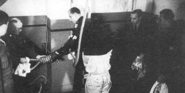 1948年12月22日,东京巢鸭监狱,东条英机吃"斩首饭"的照片