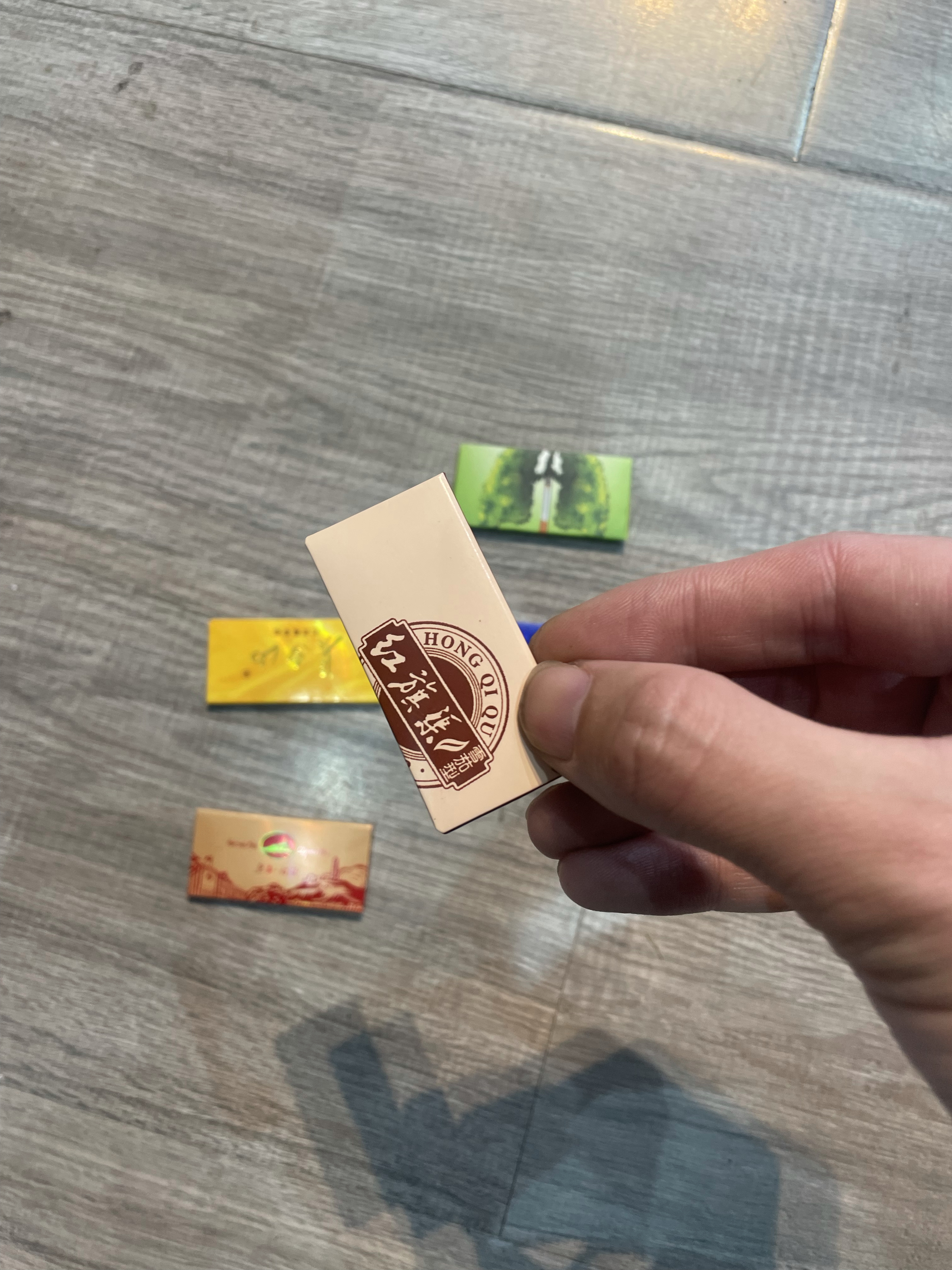 这是哥哥的烟卡,他天天扔我的绝版卡片,大家看看这是什么稀有吗,如果