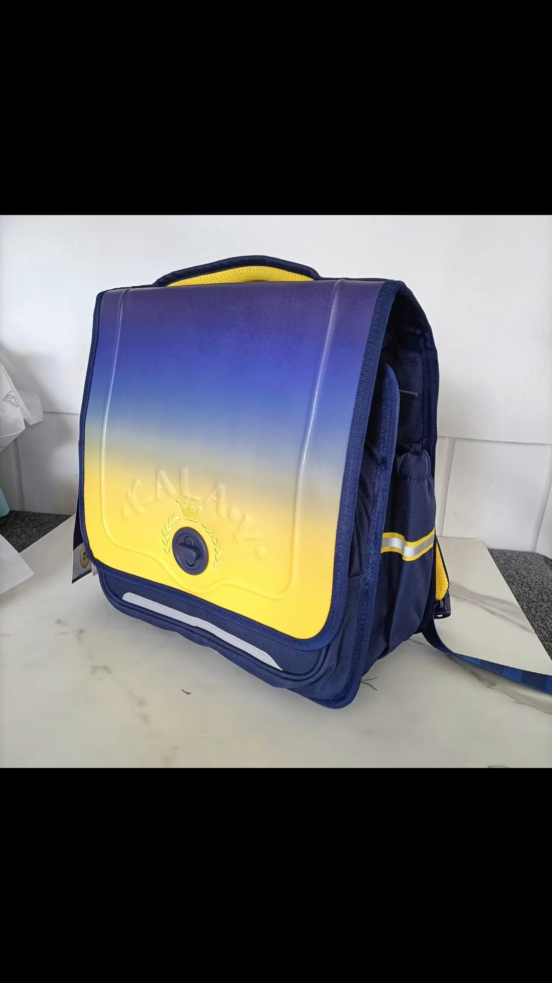 卡拉羊学生书包109.9容量较大,外部防水,主袋收纳分类隔层