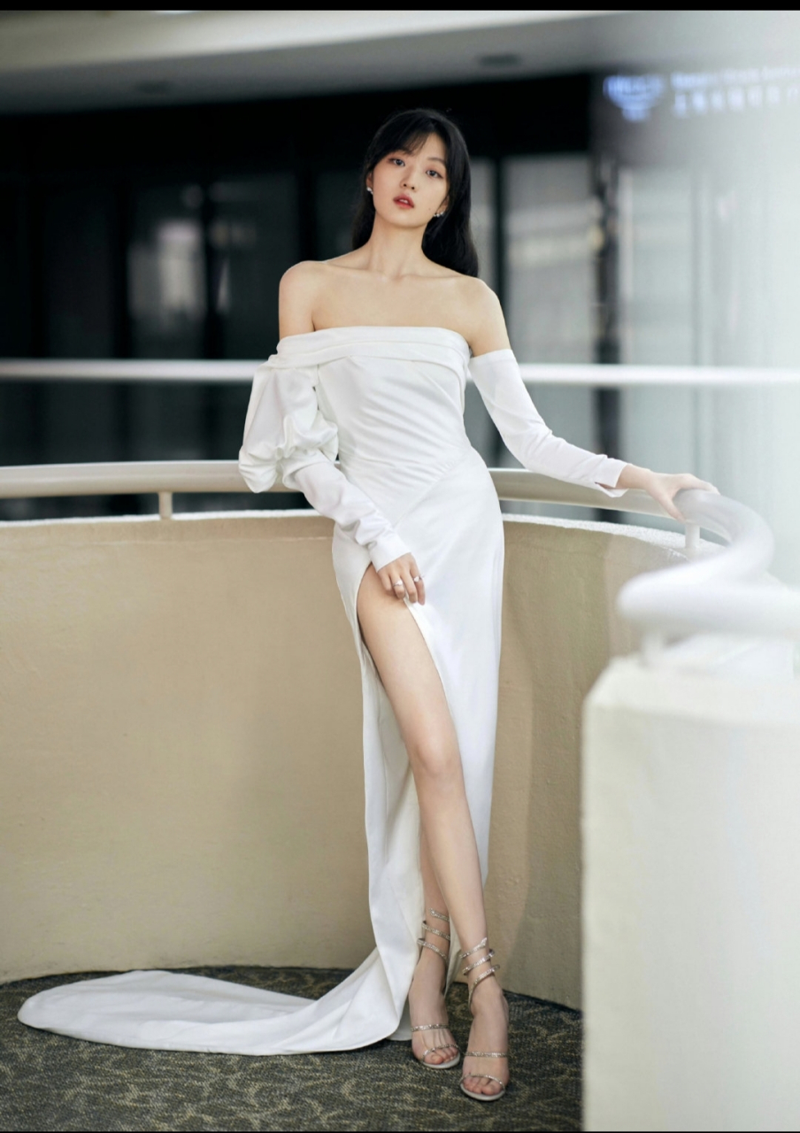 孙千一袭白色高开叉礼服,大长腿一览无余,这样的孙千很像年轻时的白冰