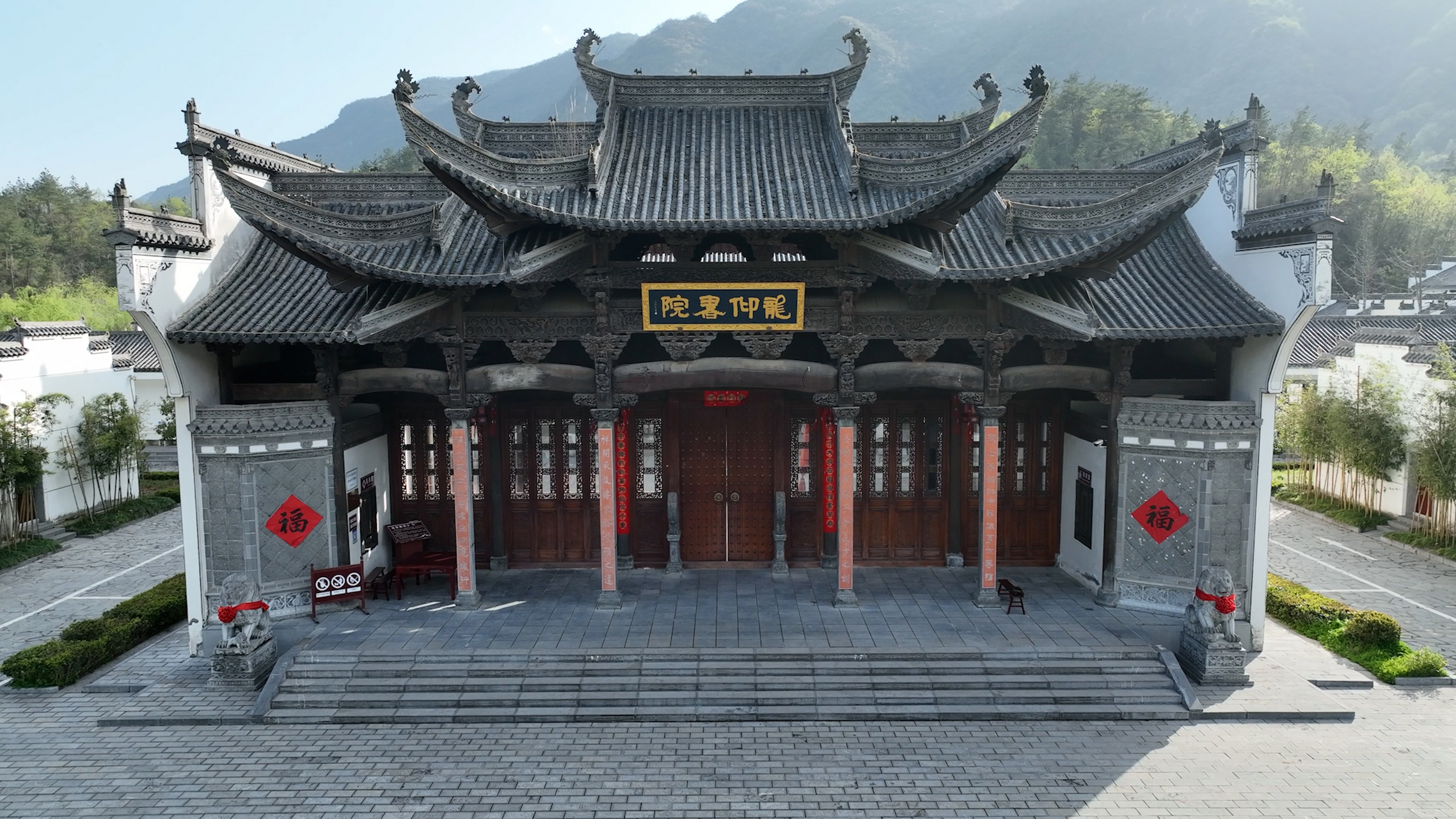 龙仰书院位于湖北远安,是清代徽派古建筑,极具艺术,历史,文化,商业和