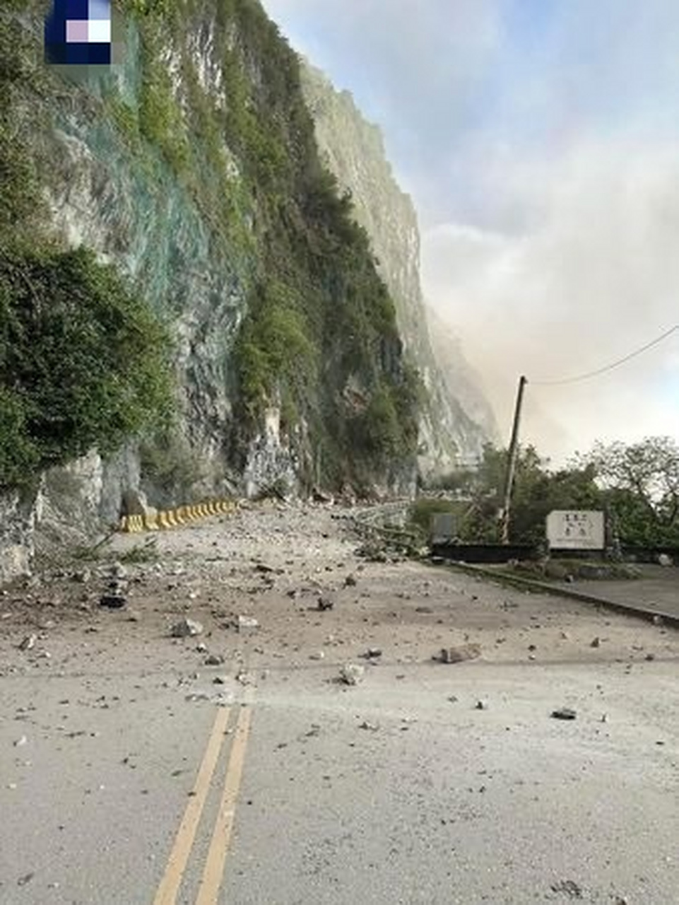 地震滑坡图片