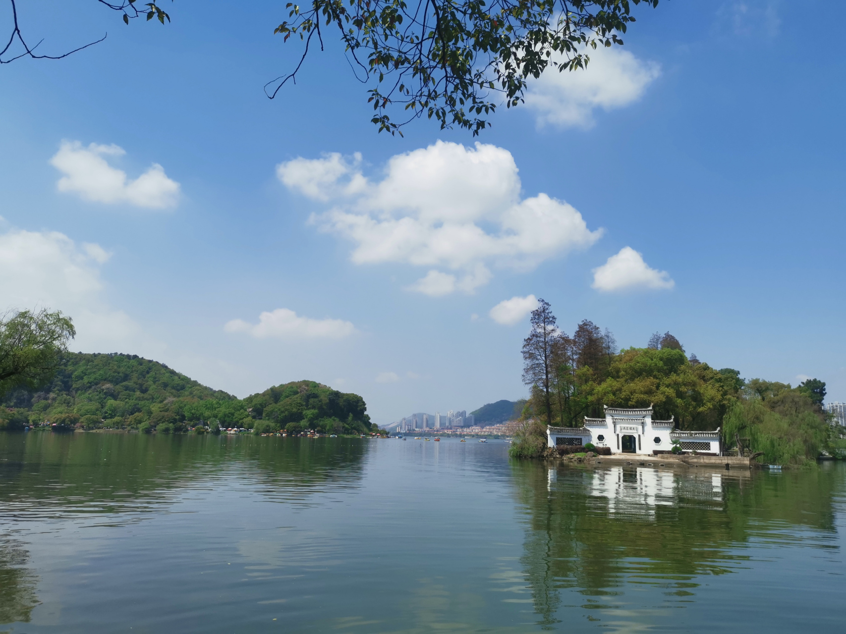 骑行黄石江滩公园,下会庙很漂亮,江边散散步,蓝天白云!