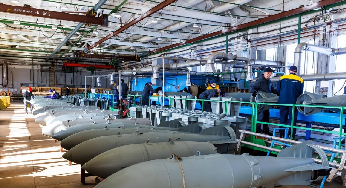 俄罗斯军火工厂三班制全天候运转,生产能力恐怖,连欧洲都扛不住!