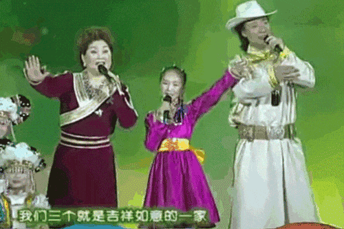 在2006年的春晚上,一首欢快而温馨的歌曲《吉祥三宝》成为了无数人