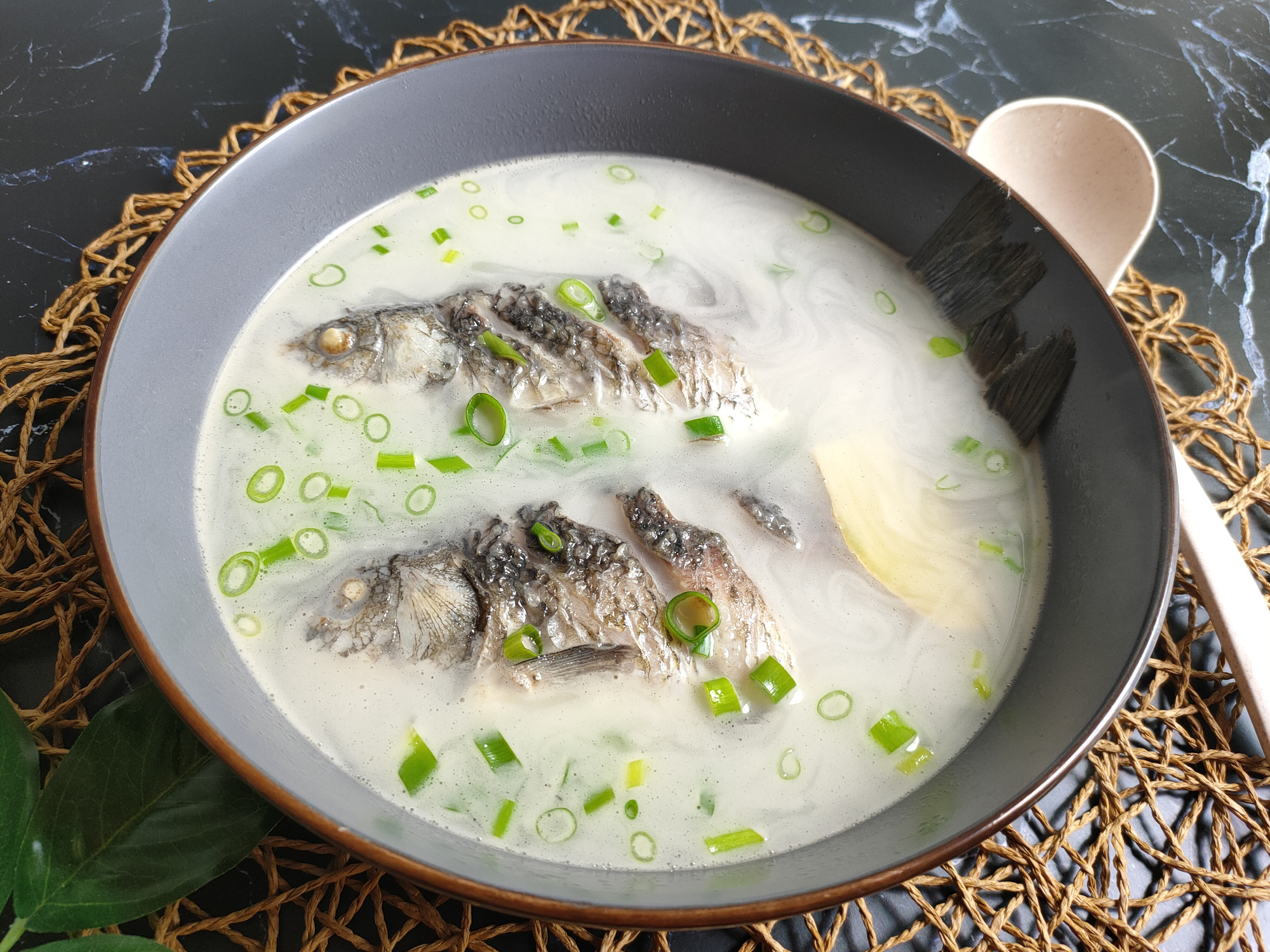 鲫鱼汤怎么做好喝?私房秘籍:如何烹制一碗醇厚鲜美的鲫鱼汤?