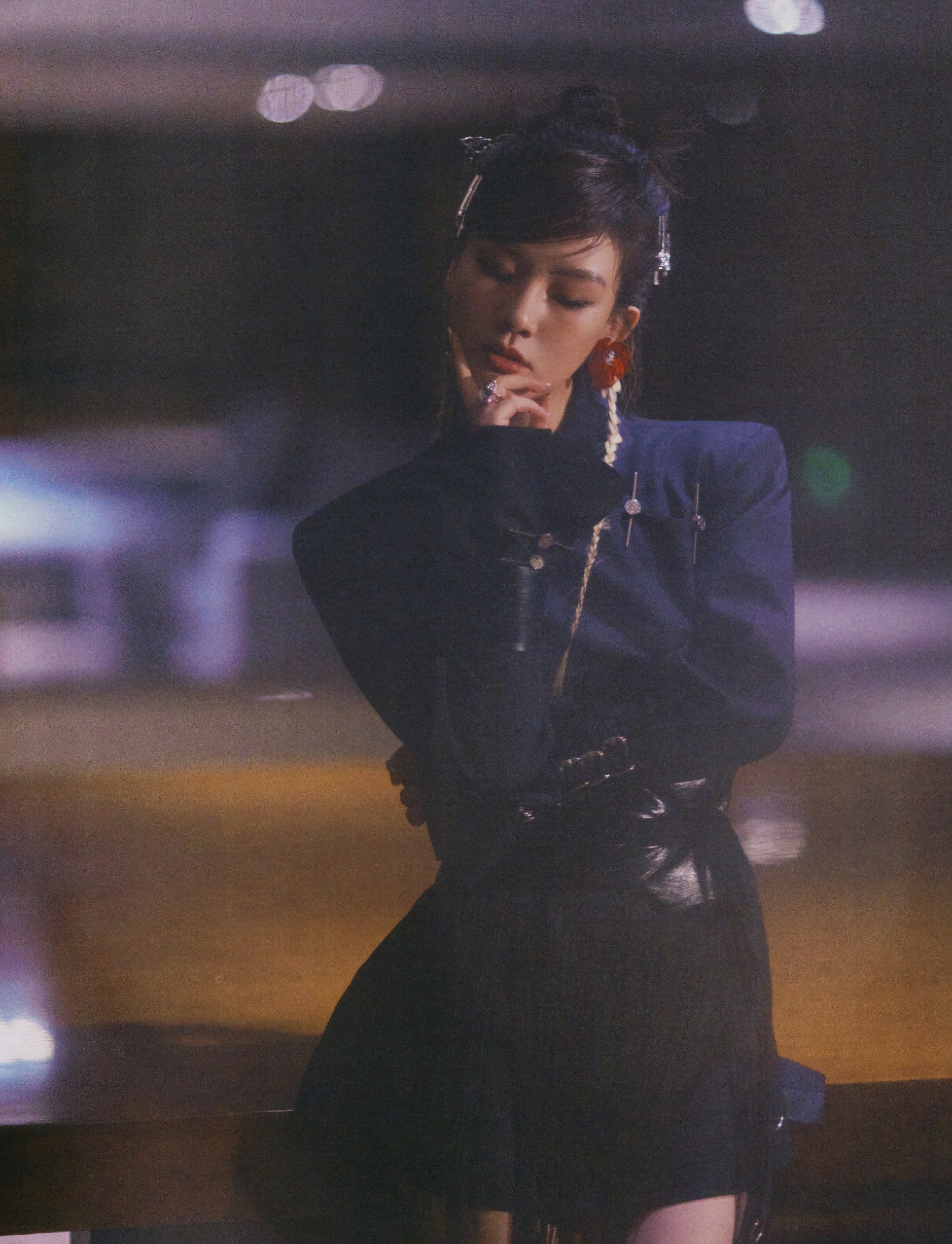 黄山音乐节陈梓童造型,黑色连身裙,配黑色长靴,还有薄纱垂下来,又酷又