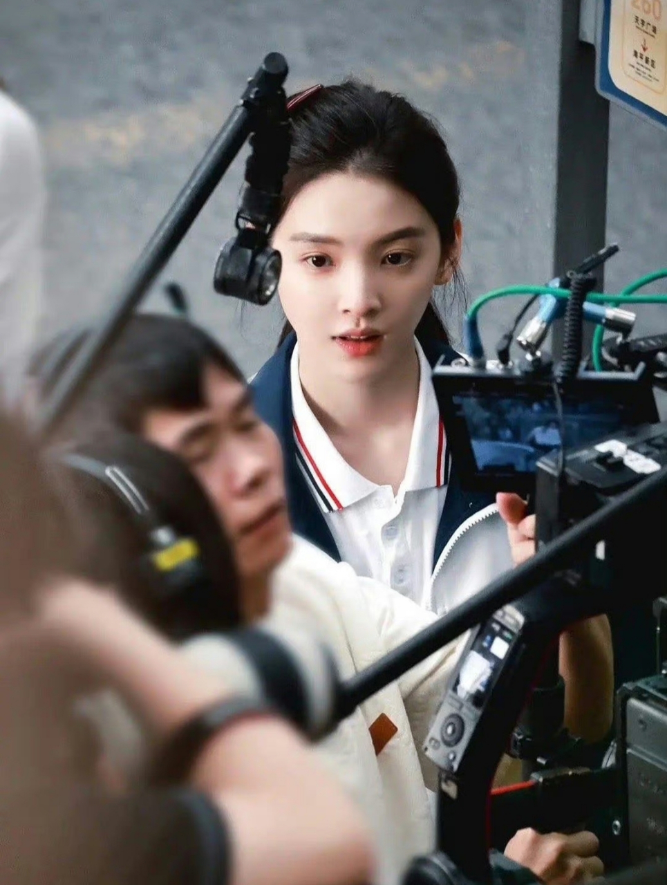 章若楠《难哄》剧照路透,这身校服真好看,这颜值是校花级别了吧!