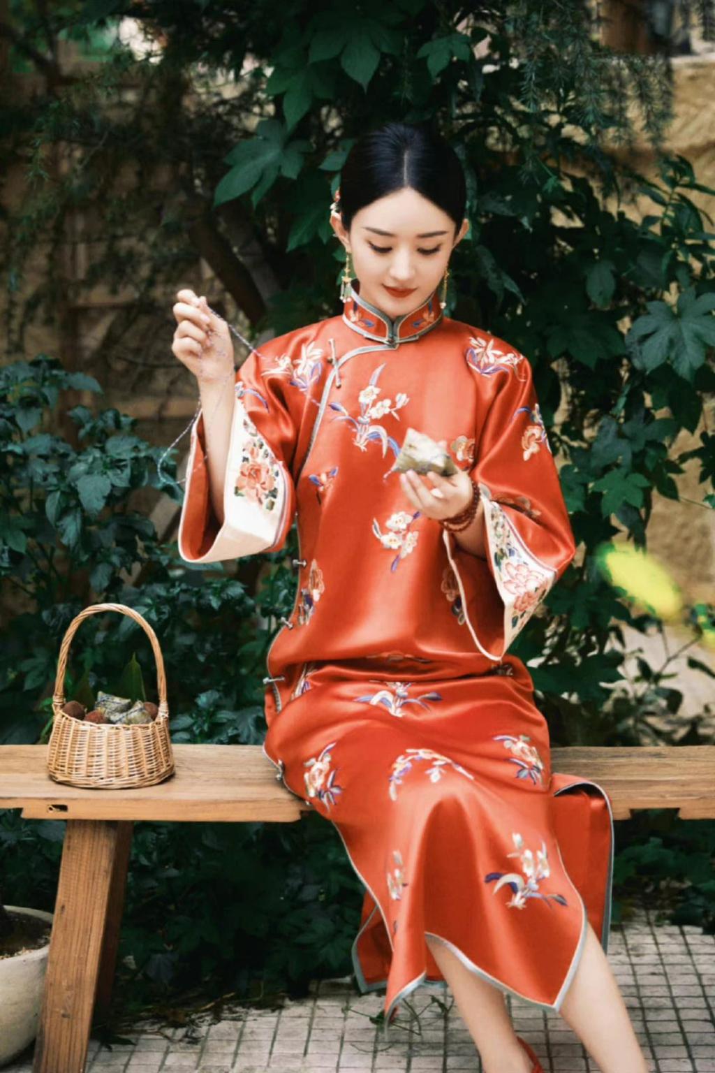 赵丽颖的旗袍装你见过吗?是一种小家碧玉的精致感.