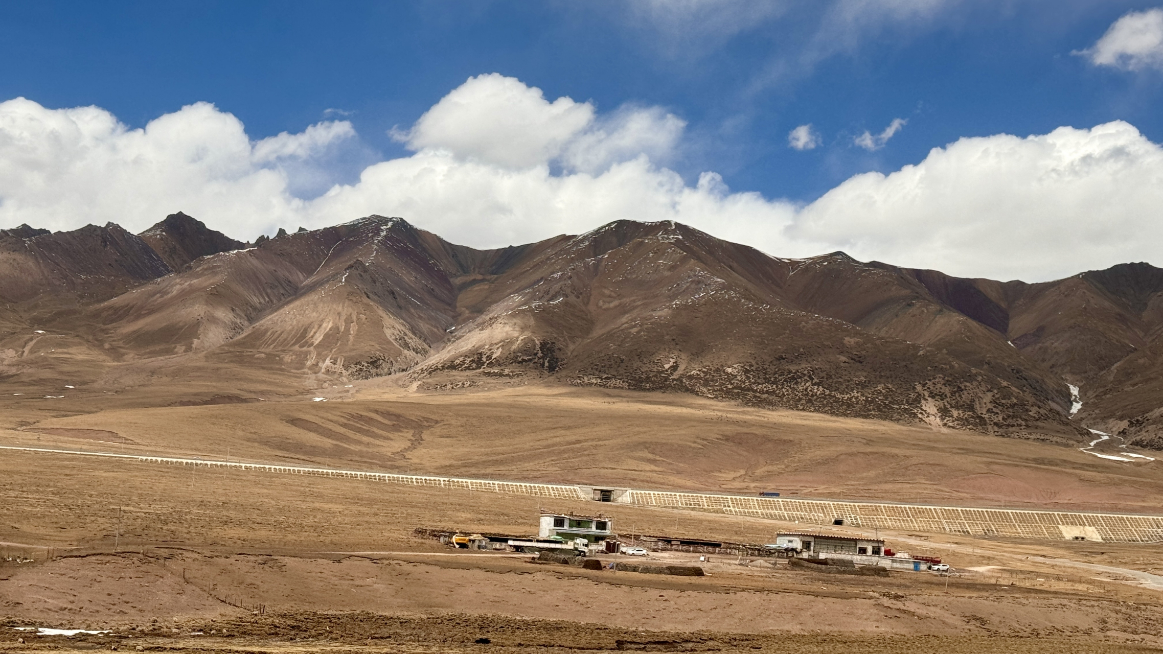 z164/166次列车是运行于上海至拉萨之间的一趟著名绿皮火车,以其沿线