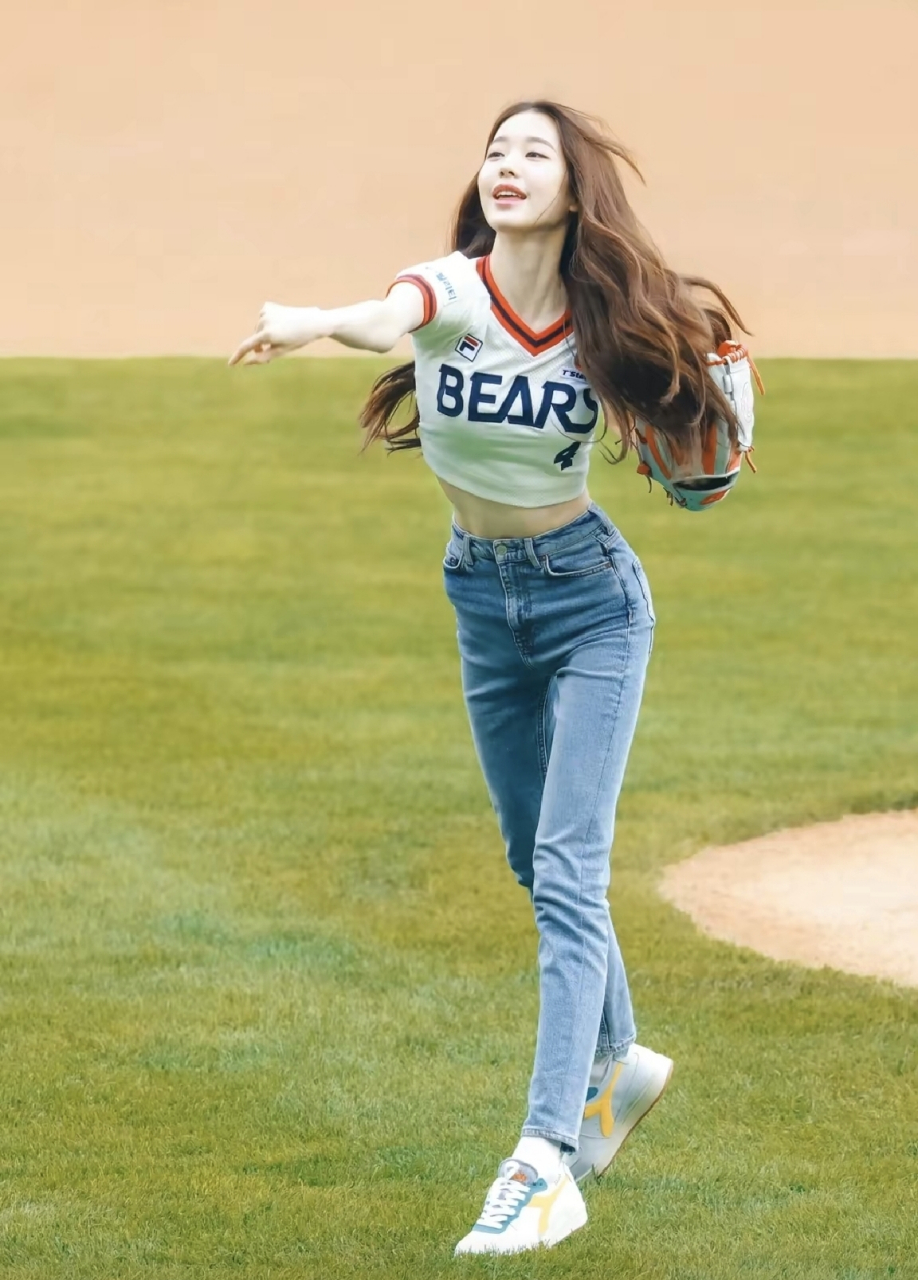 张元英棒球比赛开球,细腰与长腿,身体曲线明显,这样的妹妹惹人爱  不